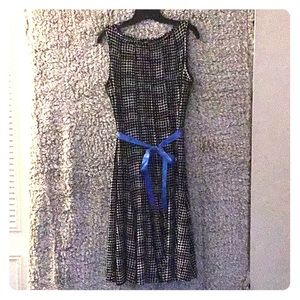 A-line short sleeve dress with ribbon.